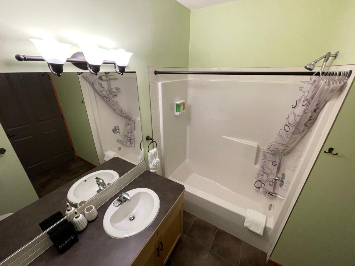 Renovated Condo, 2Br, 2Ba, Heated Pool, 3 Hot Tubs, Pets Welcome! Canmore Buitenkant foto